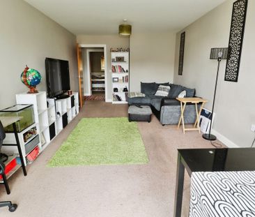 2 bedroom Apartment to let - Photo 2