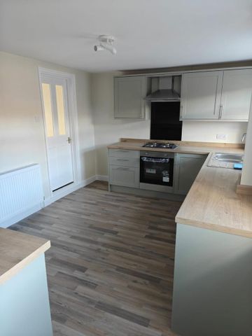 4 bedroom semi-detached house to rent - Photo 3