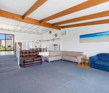 Classic Riverfront Holiday Home with River Access - Photo 4