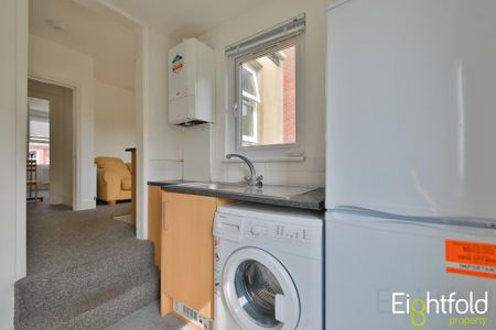 3 bedroom flat to rent - Photo 4