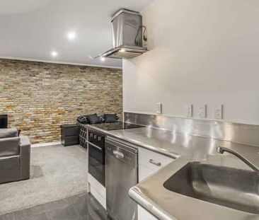 Character Apartment - Fully Furnished - Photo 5