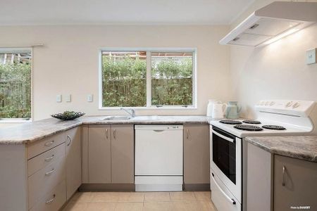 Perfect location close to Sylvia Park. Family Gem. - Photo 2