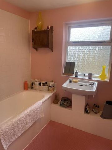 A beautiful very large double bedroom - Photo 2