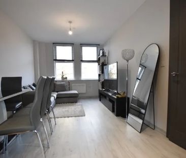 Spacious double bedroom in Acton W3 6DG - Photo 1