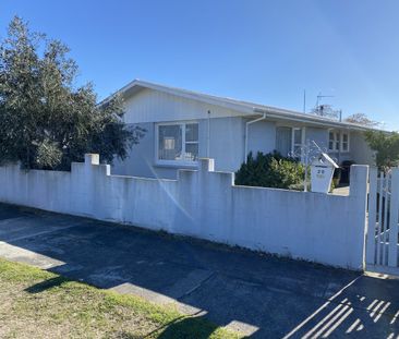 Three Bedroom Redwoodtown Home - Photo 1