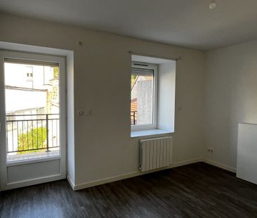 T3 AVEC BALCON ET CAVE - CENTRE PONTCHARRA S/TURDINE - Photo 1