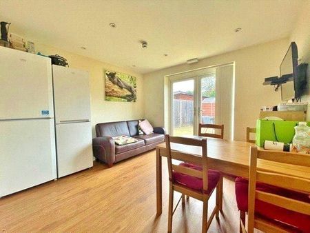 1 bedroom in a house share to rent - Photo 2