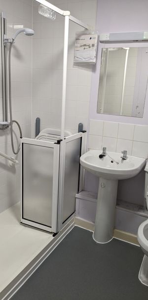 ***Apply online ** 1 Bed over 55’s flat. Adapted walk in shower. Martyr’s Reach - Photo 1