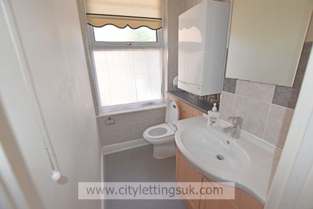 3 Bedroom End Terraced House - Photo 3