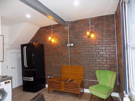 1 bedroom in a flat share to rent - Photo 2