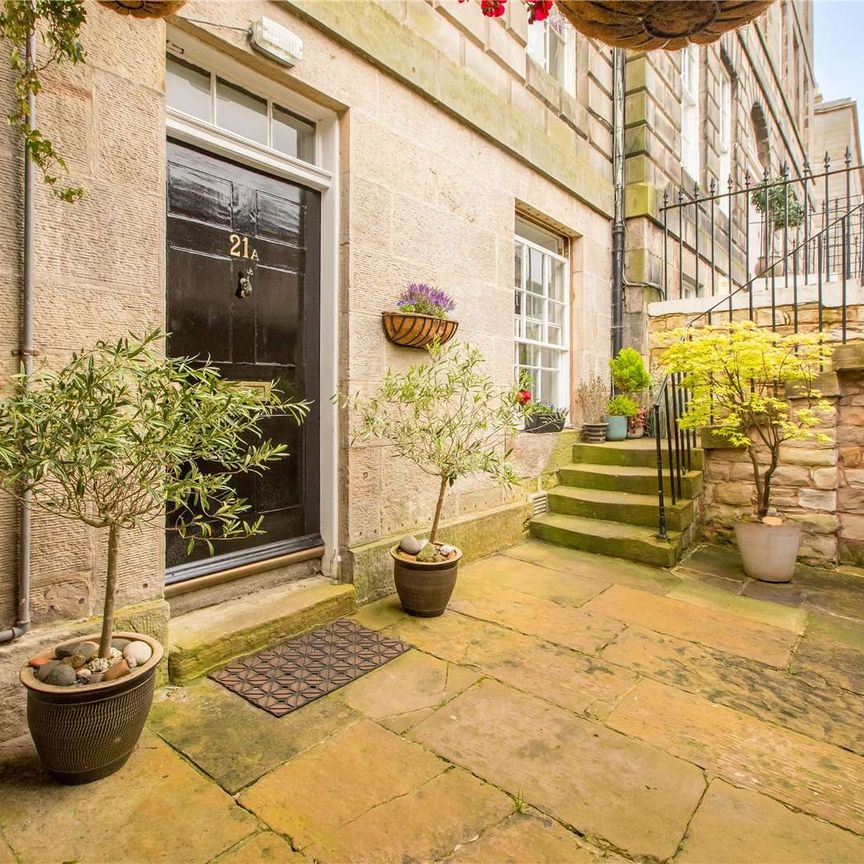 A delightful main door three bedroom garden flat, available on a furnished basis and located in a popular New Town location. - Photo 1