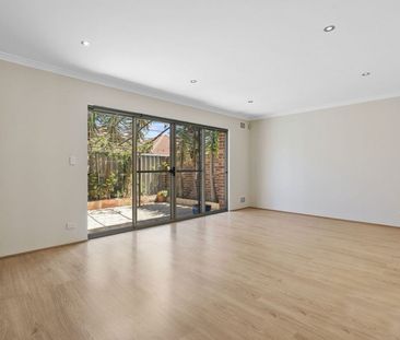 Stylish & Spacious Townhouse! - Photo 3