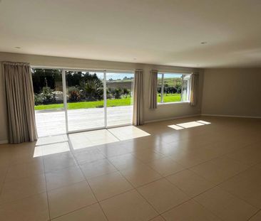 Contemporary Three Bedroom Kerikeri Home - Photo 3