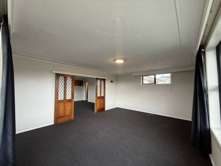 Garaging galore and a sunny and tidy home! - Photo 5