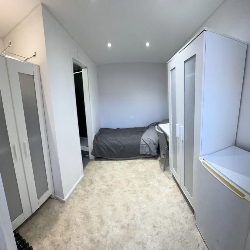 Studio Flat, Bennett Road, E13 - Photo 1