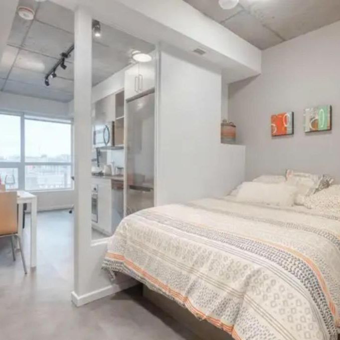 Magnifique studio a 1020$ situé au 15e étage (PH) avec une vue panoramique de ville de Montréal - Photo 1