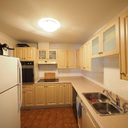 Grand appartement 3 et 1/2 (condo) à louer au coeur du Vieux-Longueuil, semi-meublé. - Photo 4