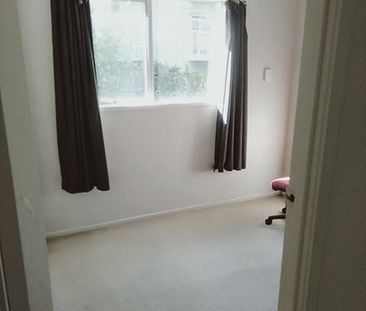 Charming 2-Bedroom Unit in Epsom - Photo 2