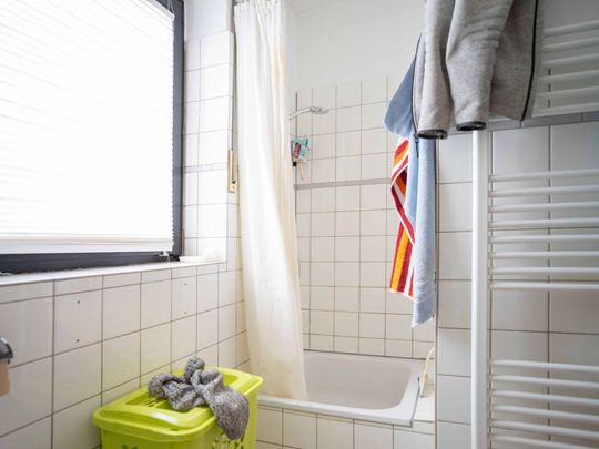 Direkt am Schmölderpark: Schickes DG-Appartement mit Einbauküche! - Photo 1