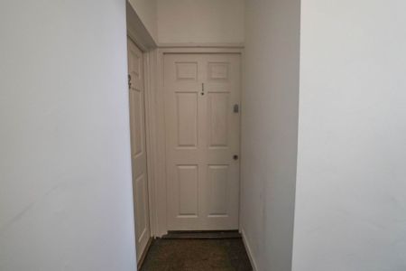 3 Bedroom Flat To Rent in Lansdowne - £1,350 pcm Tenancy Info - Photo 3