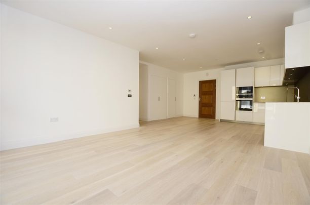 Pinewood Gardens, Teddington, Middlesex, TW11 - Photo 1