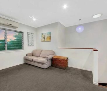 Modern Family Home - Photo 3