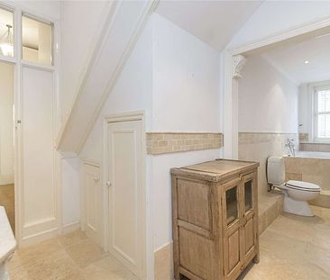 A beautiful, three bedroom, ground floor, period conversion located on Madeley Road. - Photo 4