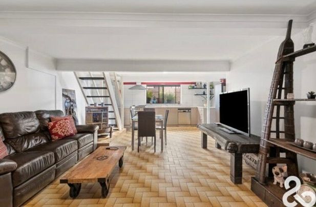 Thomastown - Photo 1