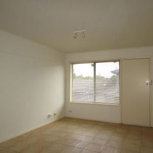 1 bedroom unit in quiet complex - Photo 3