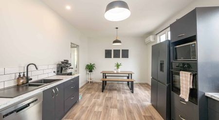 Cosy Three-Bedroom Home Minutes From the Esplanade - Photo 4