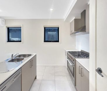 🏡 4-Bedroom Townhouse In South Morang - Photo 3