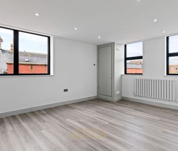 High Street, Horley, RH6 - Photo 5