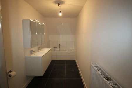 Energiezuinige nieuwbouwwoning met 3 slaapkamers, terras, 2 ondergrondse autostaanplaatsen en kelderberging. - Photo 5