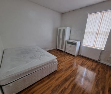 4 bedroom terraced house to rent - Photo 5