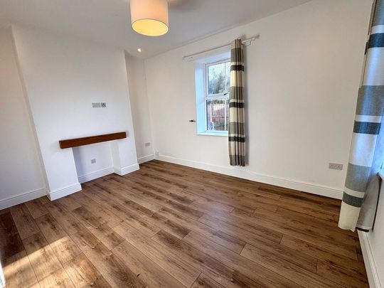 3 bedroom end of terrace to let - Photo 1