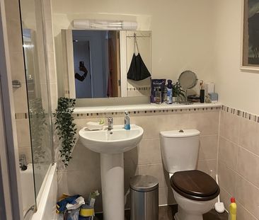 Room in a Shared Flat, London, CR0 - Photo 4