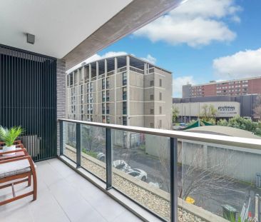 Stylish North-Facing Apartment in a Premier Lakeside Precinct - Photo 4