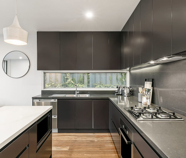 STUNNING HOME IN FANTASTIC SOUTH MELBOURNE LOCATION - Photo 4