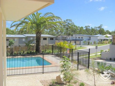 Ducted AC 3 bedroom townhouse - Photo 2