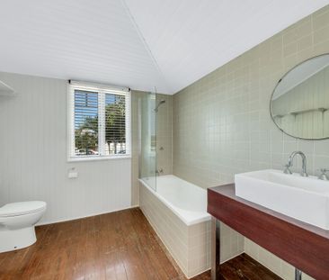 CHARMING QUEENSLANDER CLOSE TO CBD - Photo 2