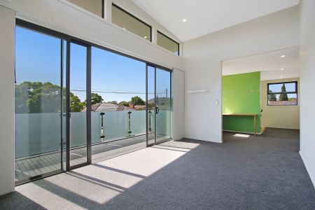 SPACIOUS AND CENTRAL FOUR BEDROOM TOWNHOUSE - Photo 2