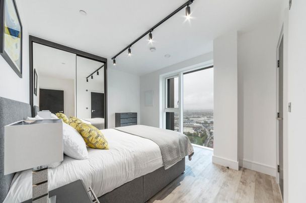 2 bedroom Flat To Let - Photo 1