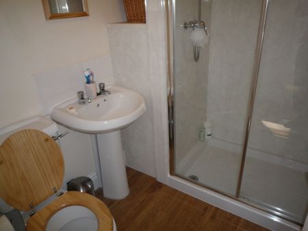 2 bed Apartment - To Let - Photo 5