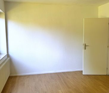 Renovierungsbedürftige 3-ZKB OG-Wohnung in einem Zweifamilienhaus i... - Photo 4