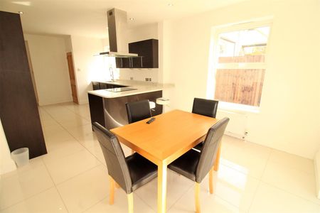 House - Semi-Detached For Rent Campbell Road, Southsea - Photo 3