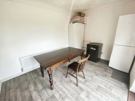 Longwater Lane, NR5 0TB - Photo 4