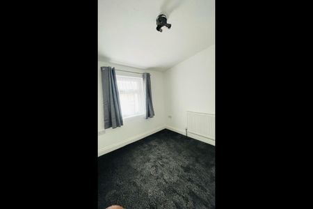 3 Bed Flat, East Ham, E6 - Photo 3