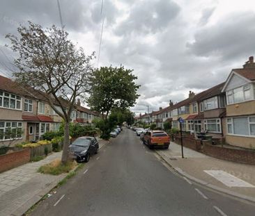 Studio Flat, Farmhouse Road, SW16 - Photo 1