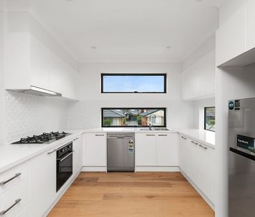 Luxury Fully Furnished Townhouse – Prime Clayton Location! - Photo 4