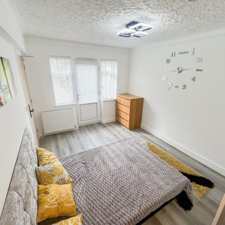 1 bedroom in a house share to rent - Photo 1